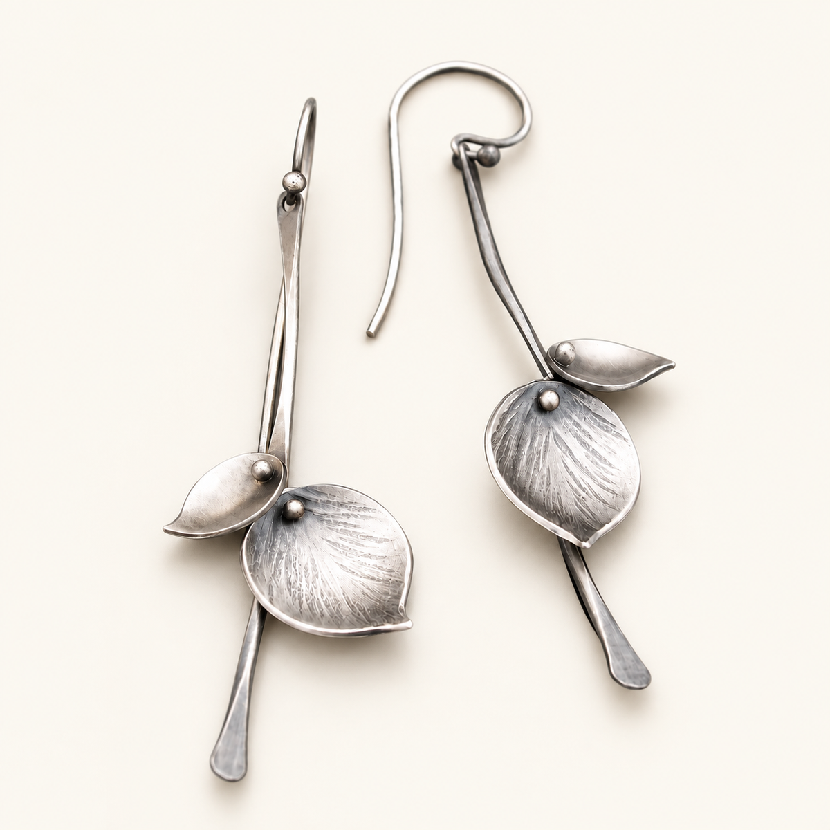 Alira – Vintage-Blattohrringe in Silber