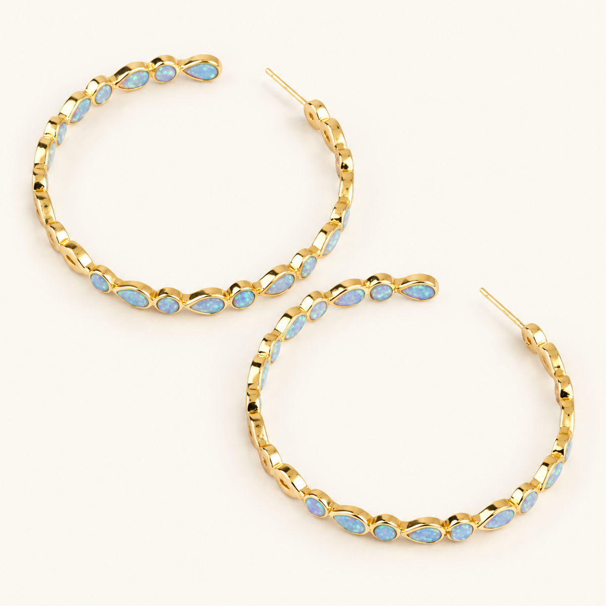 Raya – Vintage-goldene Creolen mit blauem Opal