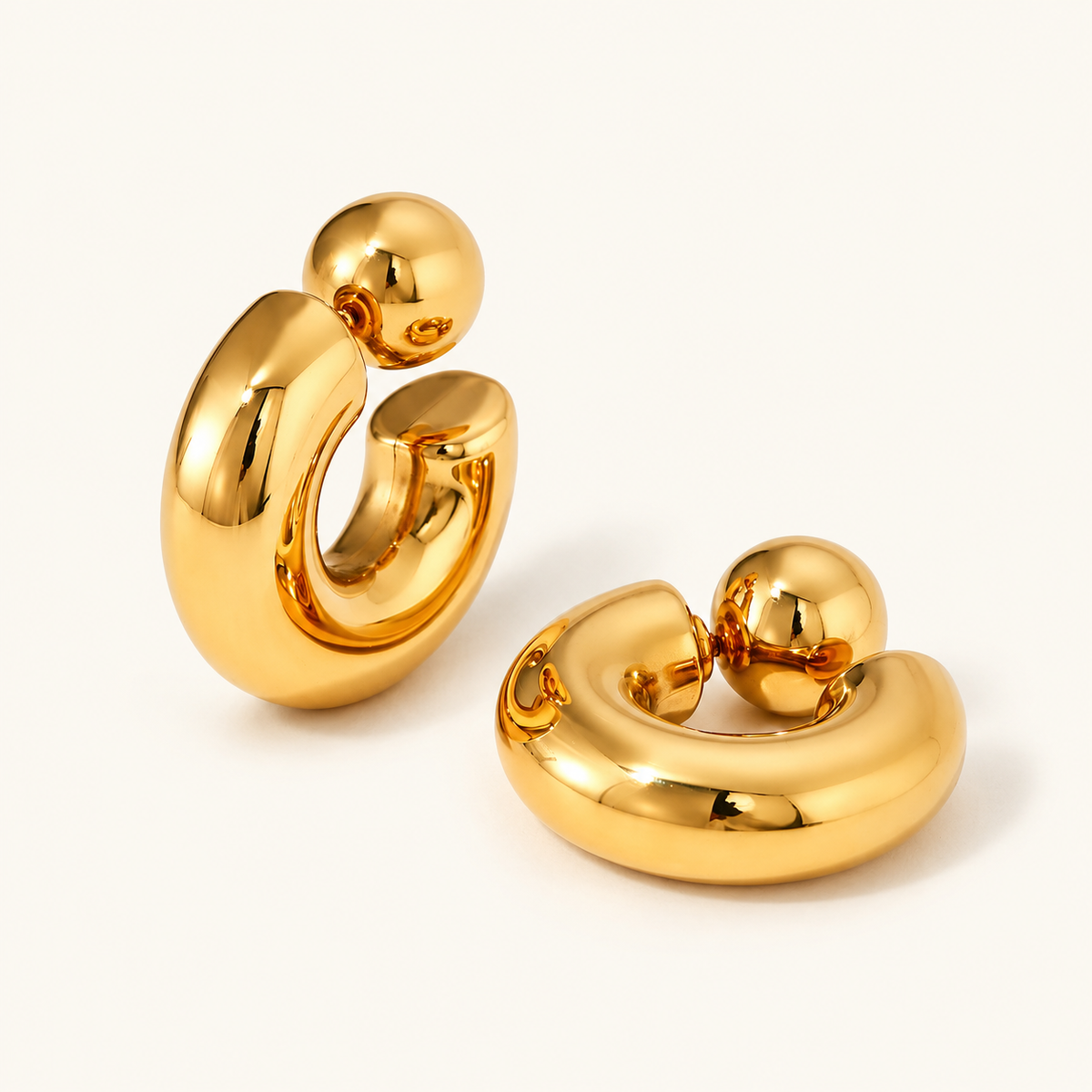 Ayla – Breite Ohrringe in Goldfarbe