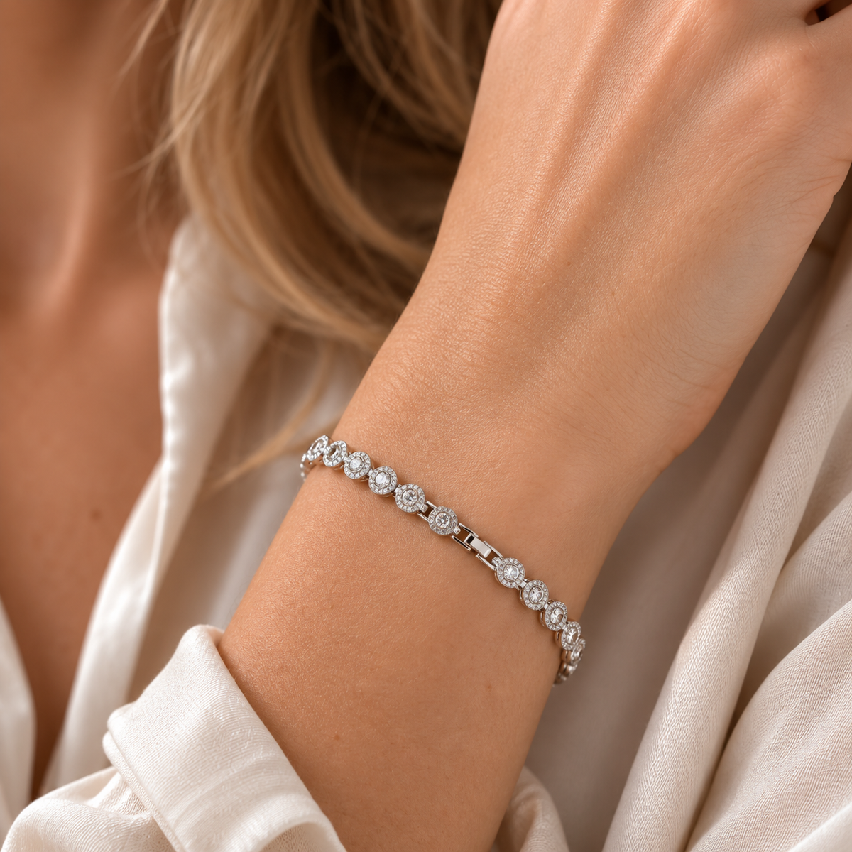 Victoria – Halskette und Armband mit einem glänzenden runden Knopf