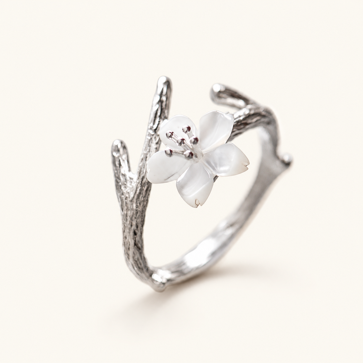 Lilou – Verstellbarer Vintage-Ring mit weißer Blume