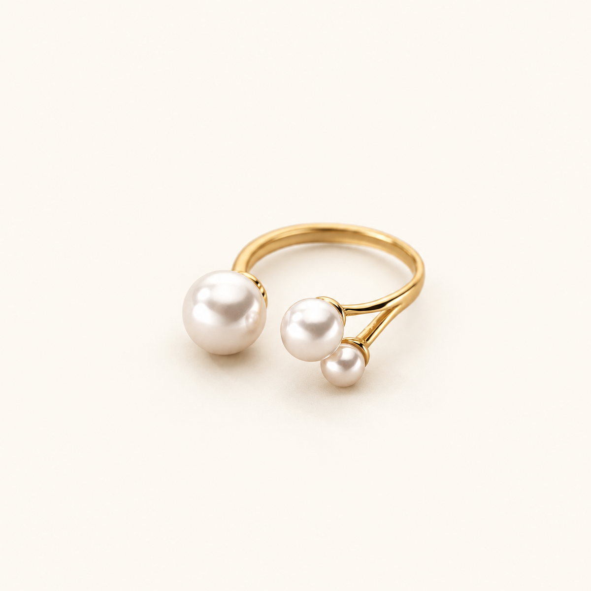 Clara – Verstellbarer Ring mit einer Perle und dreieckigem Design