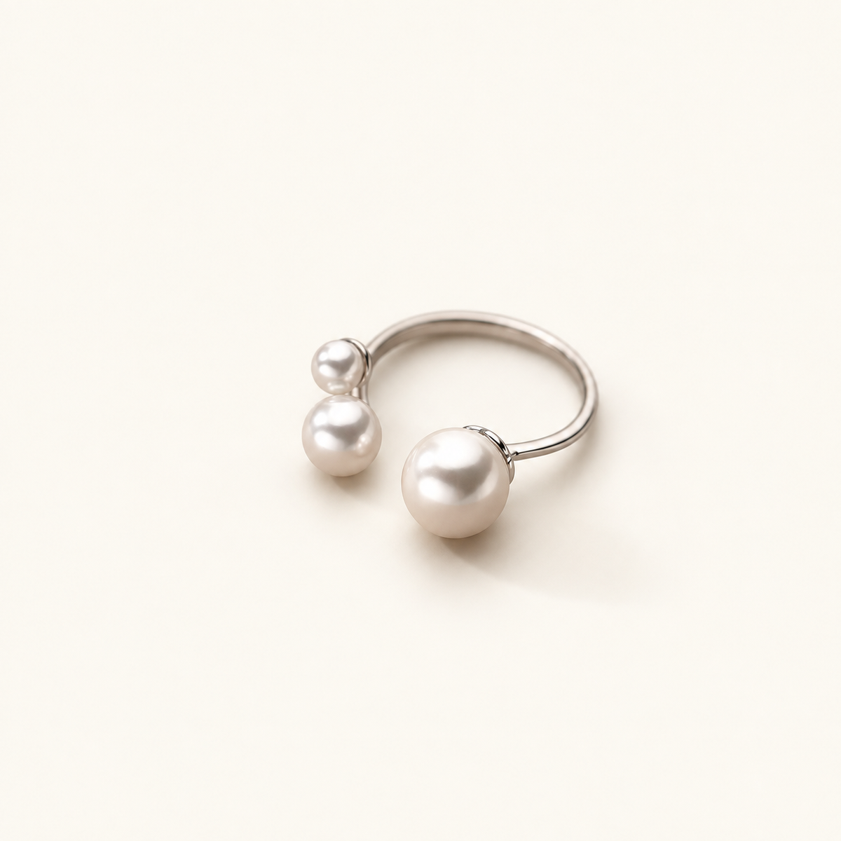 Clara – Verstellbarer Ring mit einer Perle und dreieckigem Design