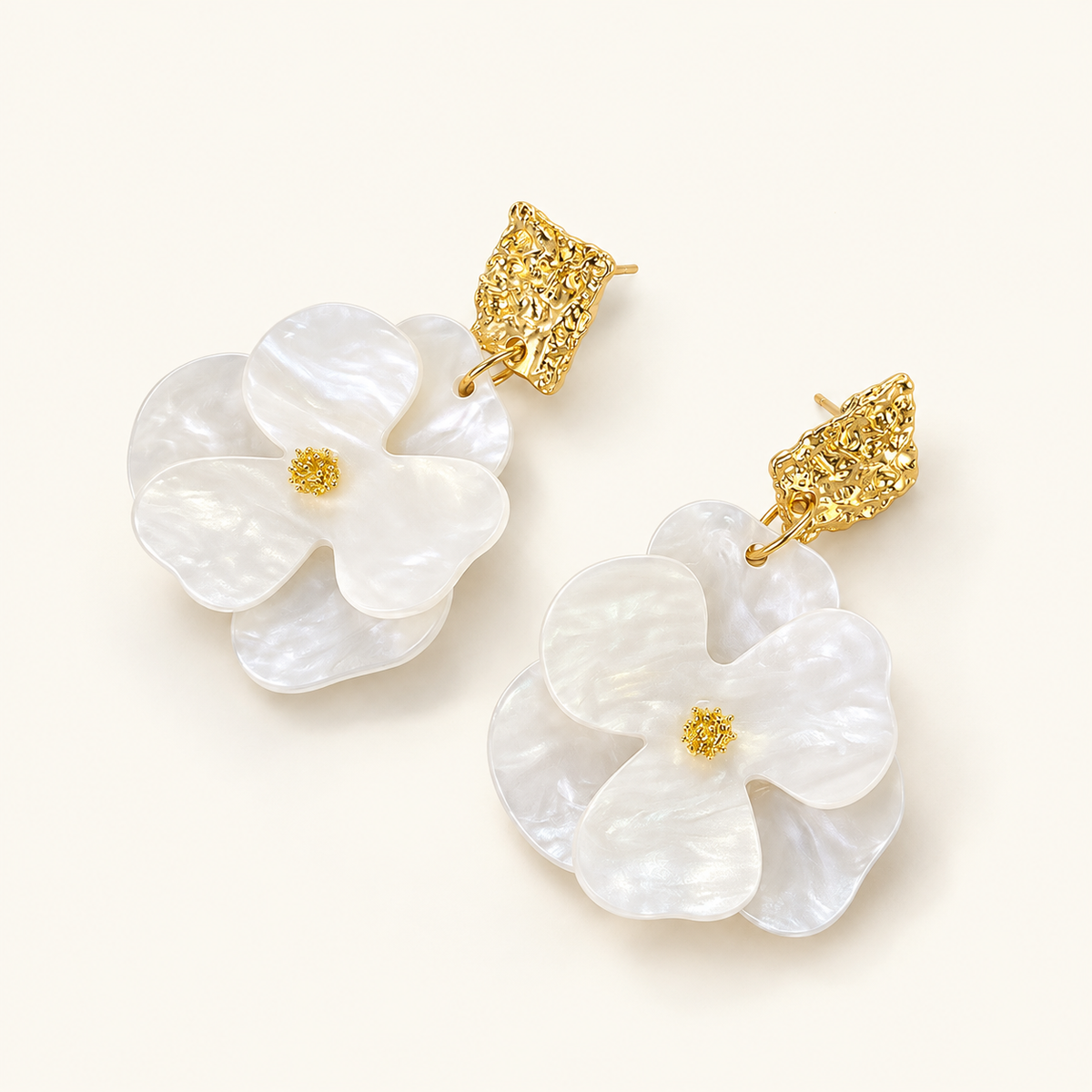 Kai – Hängende Blumenohrringe in Gold