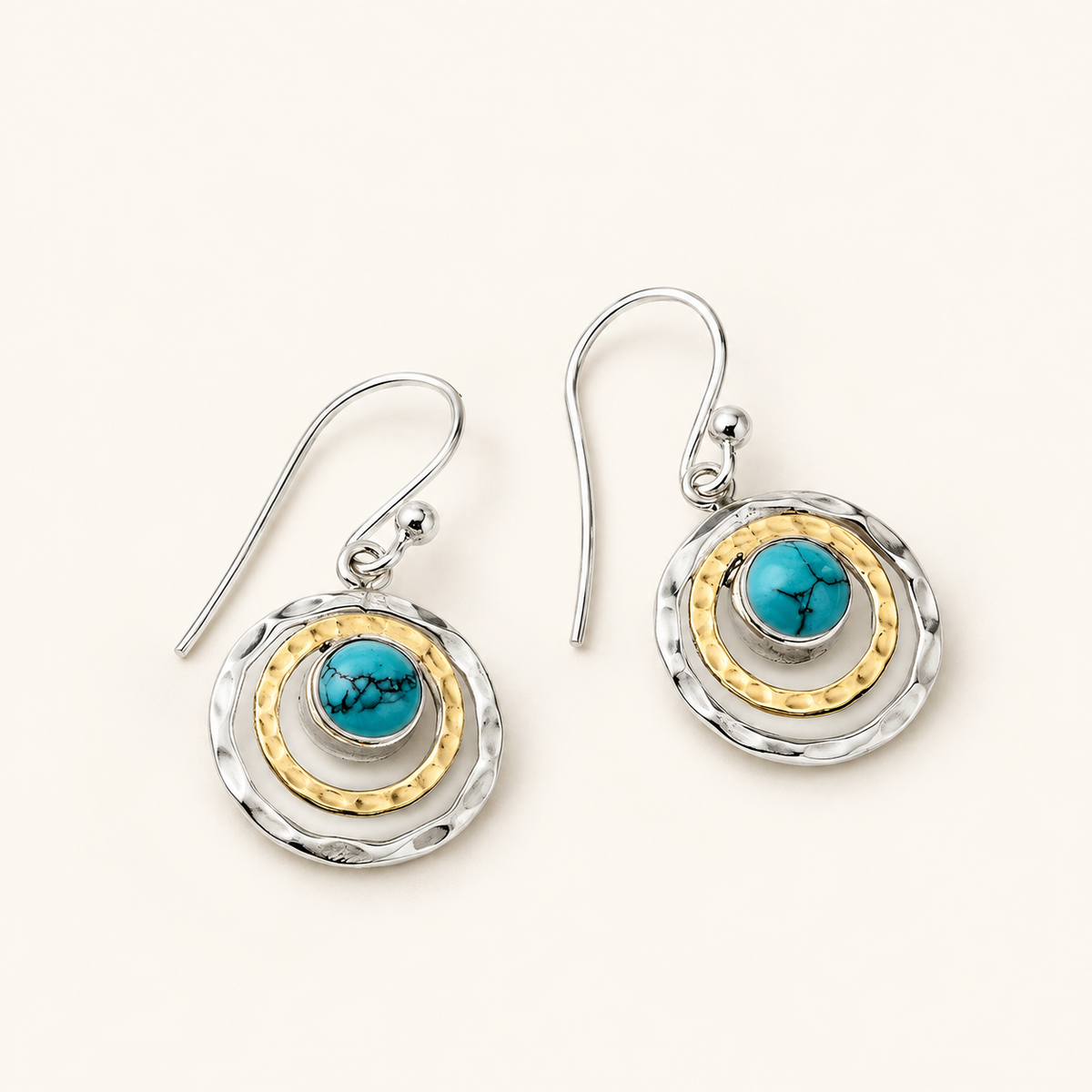 Nayah – Boho Saturn Ohrringe mit Türkisstein, in Silber und Gold hergestellt