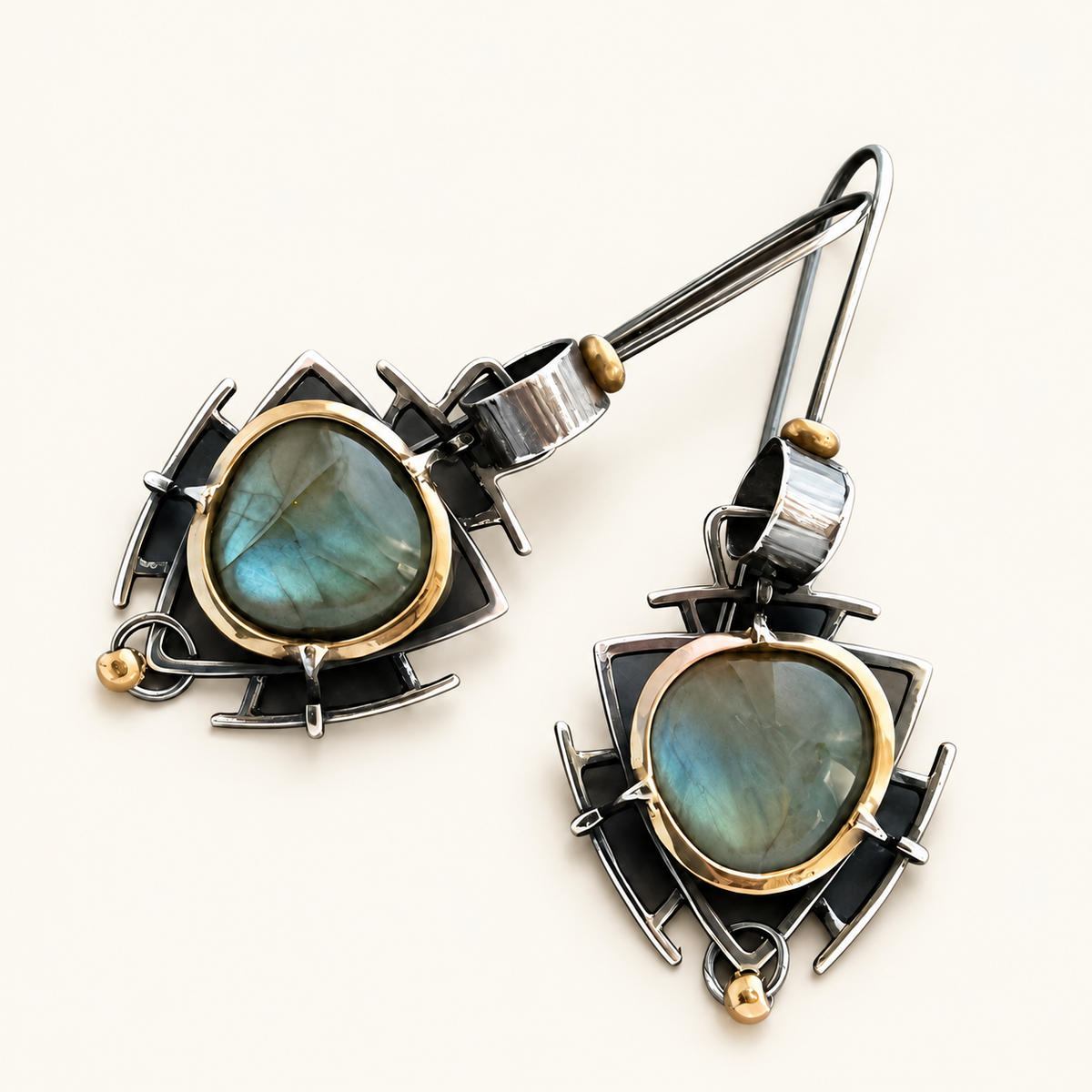 Lydie – Ohrringe mit Labradorit, Silber und Gold