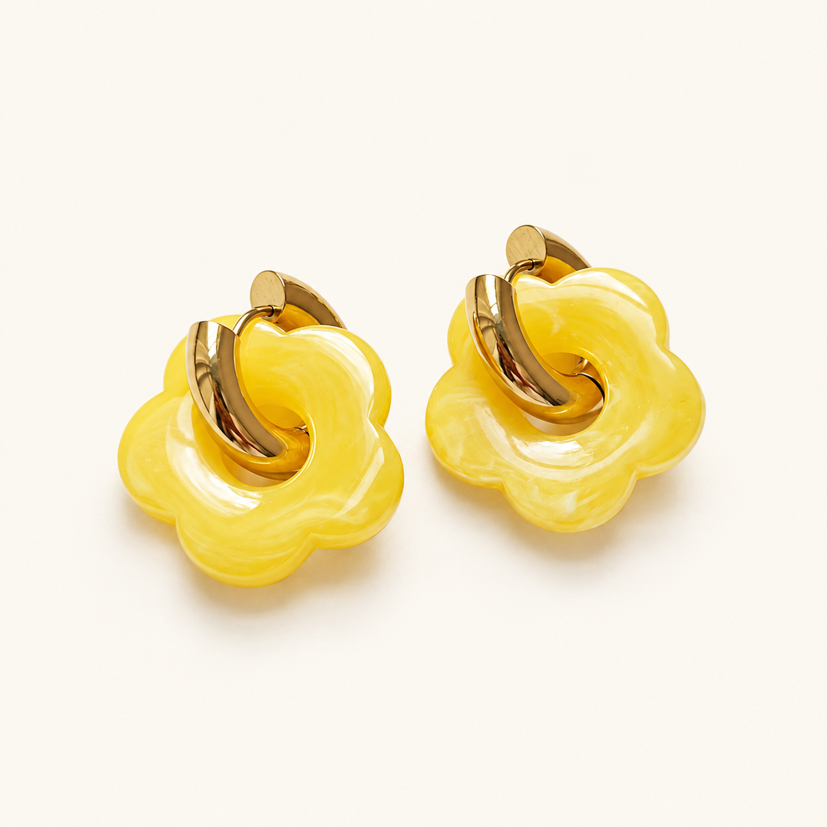 Gelbe Donut Creolen mit Blumenanhänger