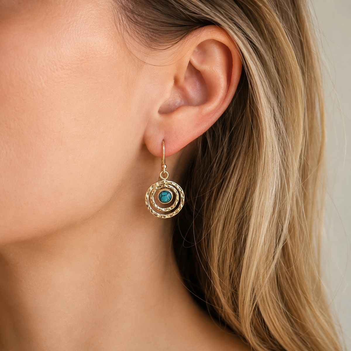 Nayah – Boho Saturn Ohrringe mit Türkisstein, in Silber und Gold hergestellt