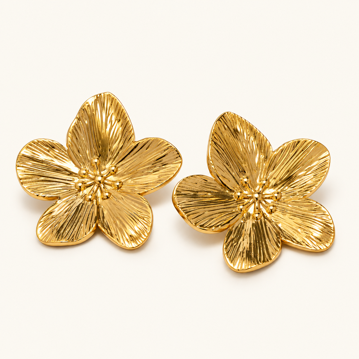 Rianne – Ohrringe in Blumenform in Gold