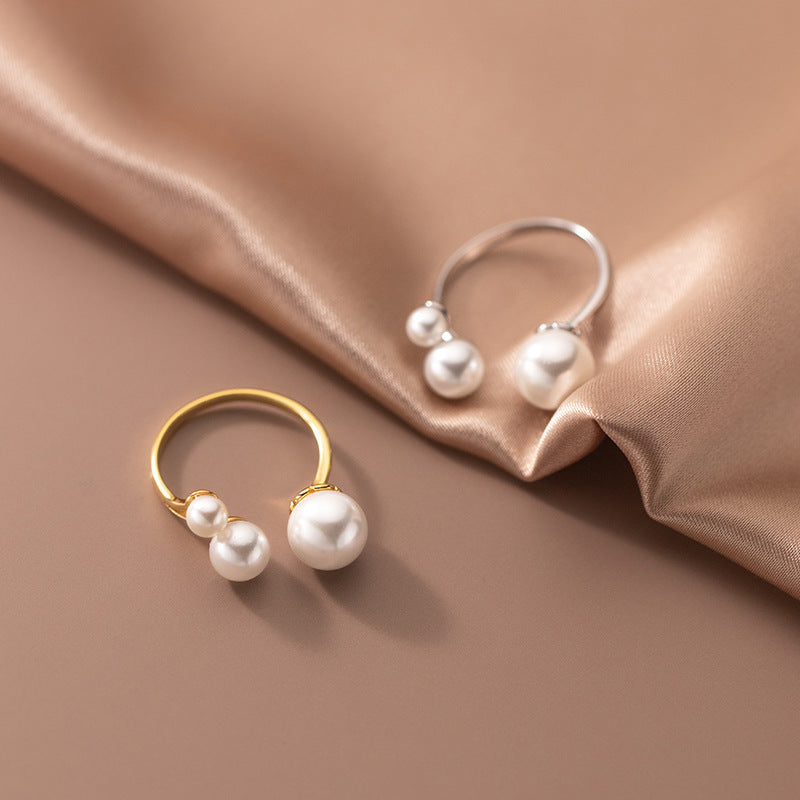 Clara – Verstellbarer Ring mit einer Perle und dreieckigem Design