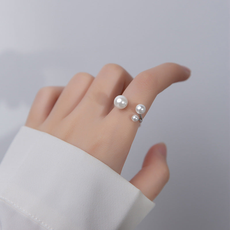Clara – Verstellbarer Ring mit einer Perle und dreieckigem Design