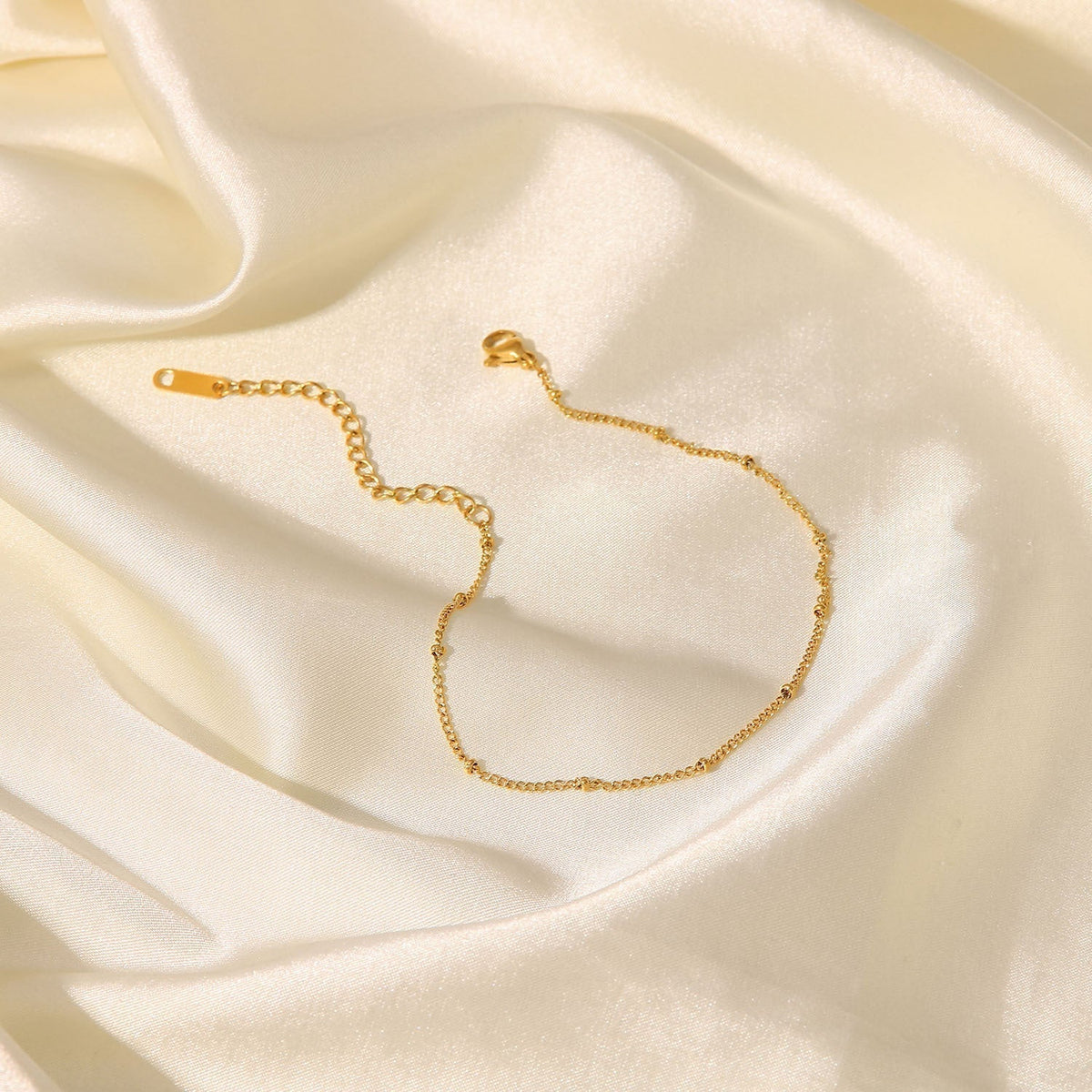 Wren – Stylische goldfarbene Fußkette
