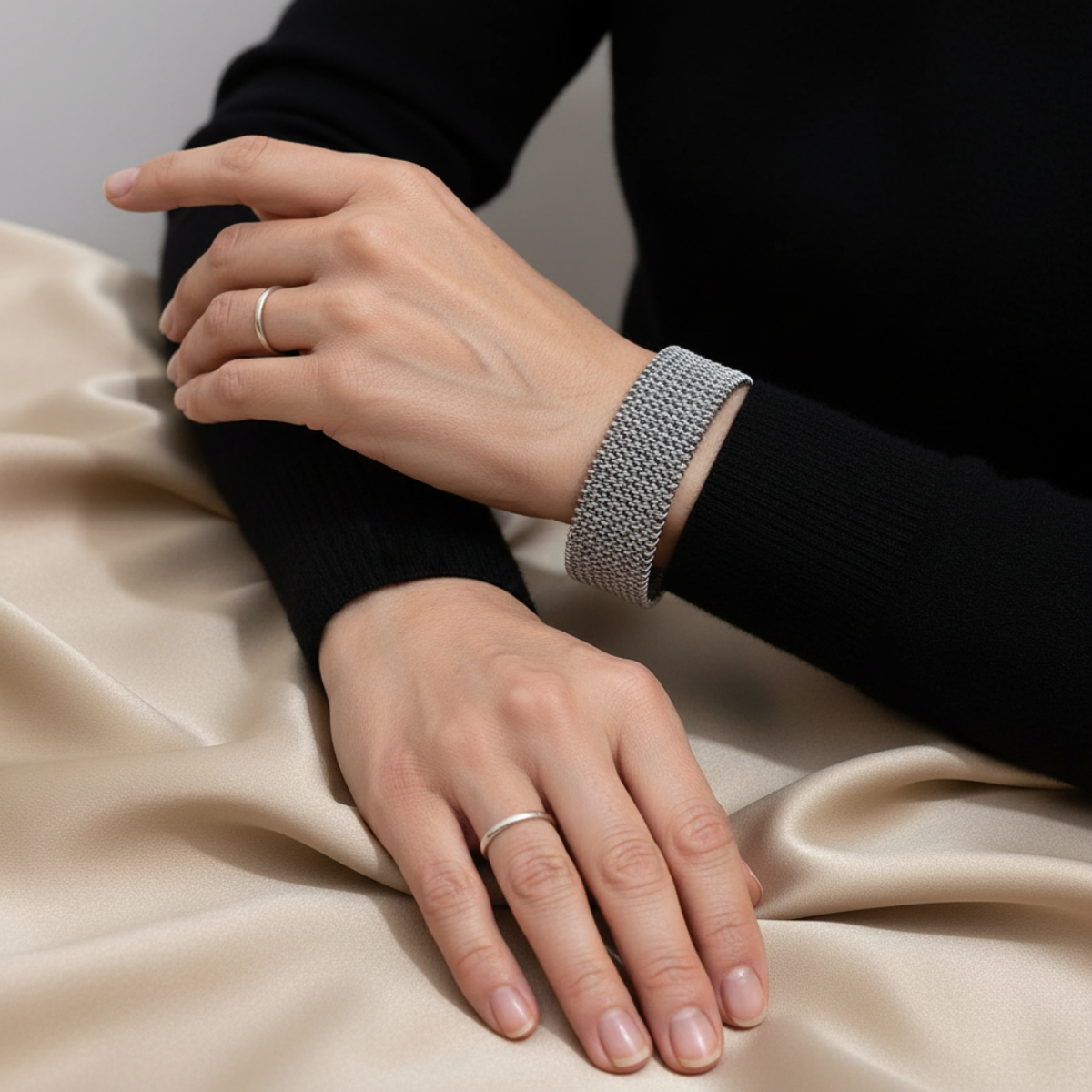 Raya – Armband mit eingraviertem Kabeldesign