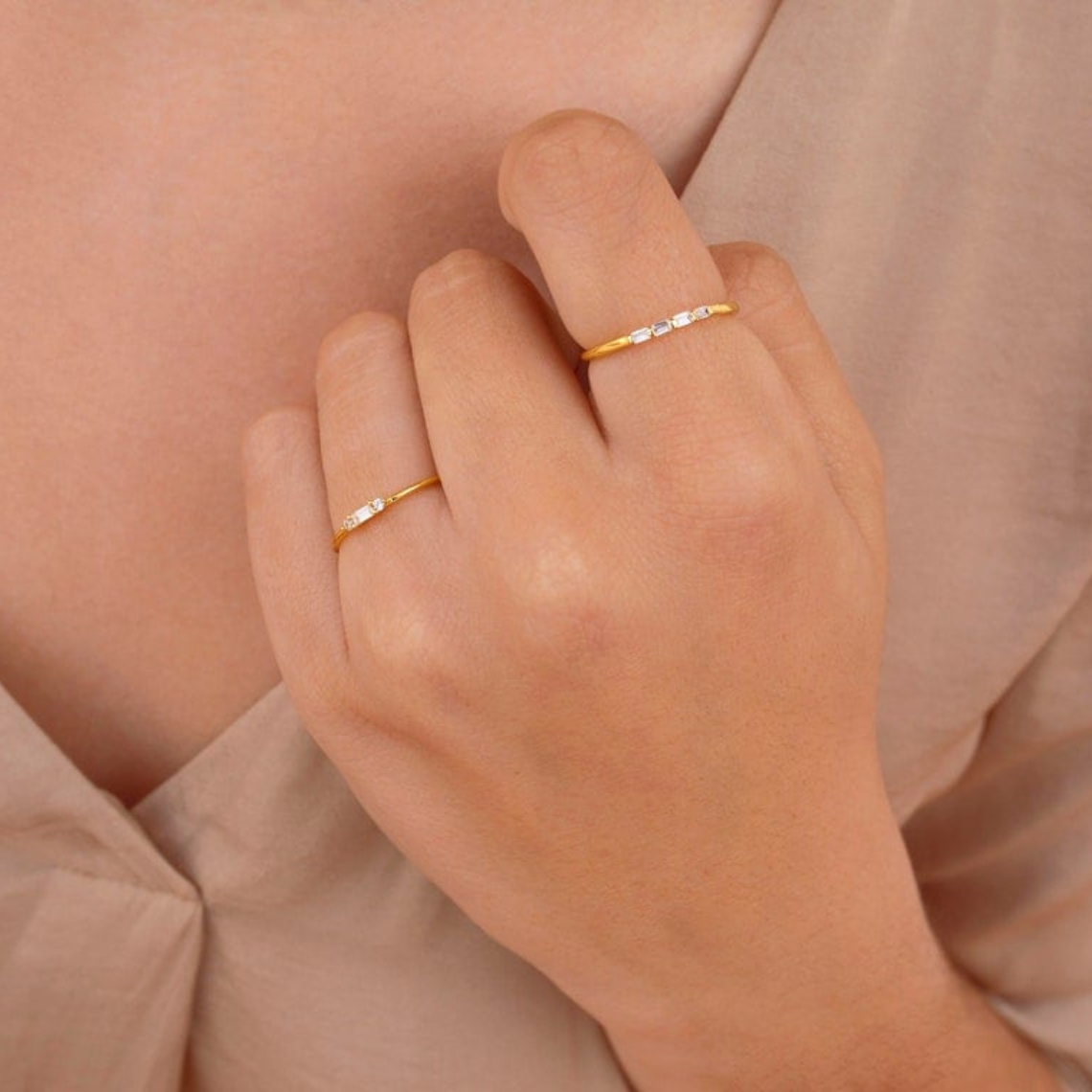 Kleiner Baguette - Zierlicher runder CZ-Ring