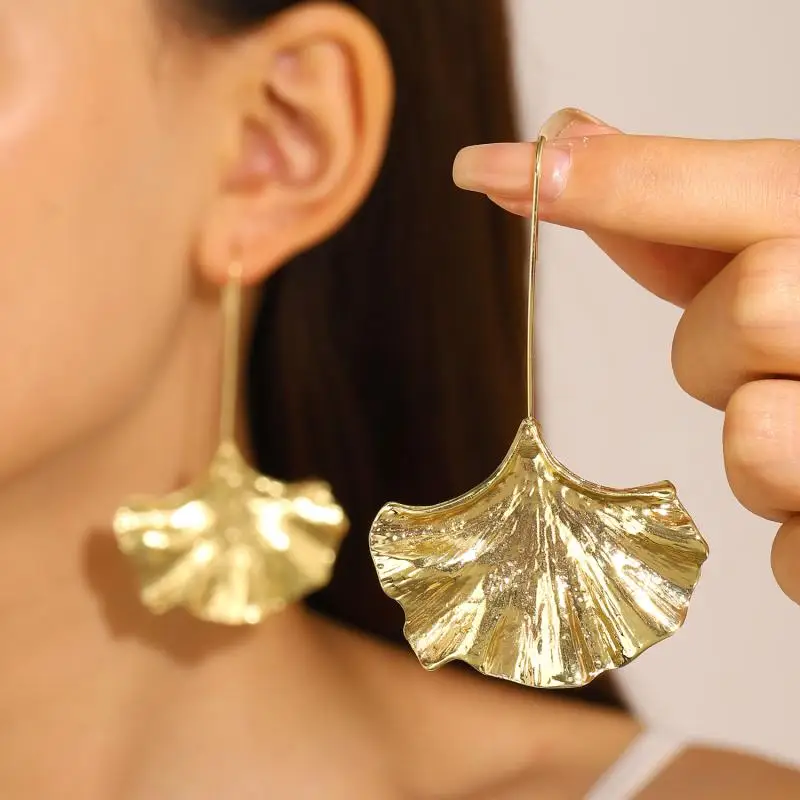 Bliss – Vintage-Ohrringe mit goldenen Blütenblättern