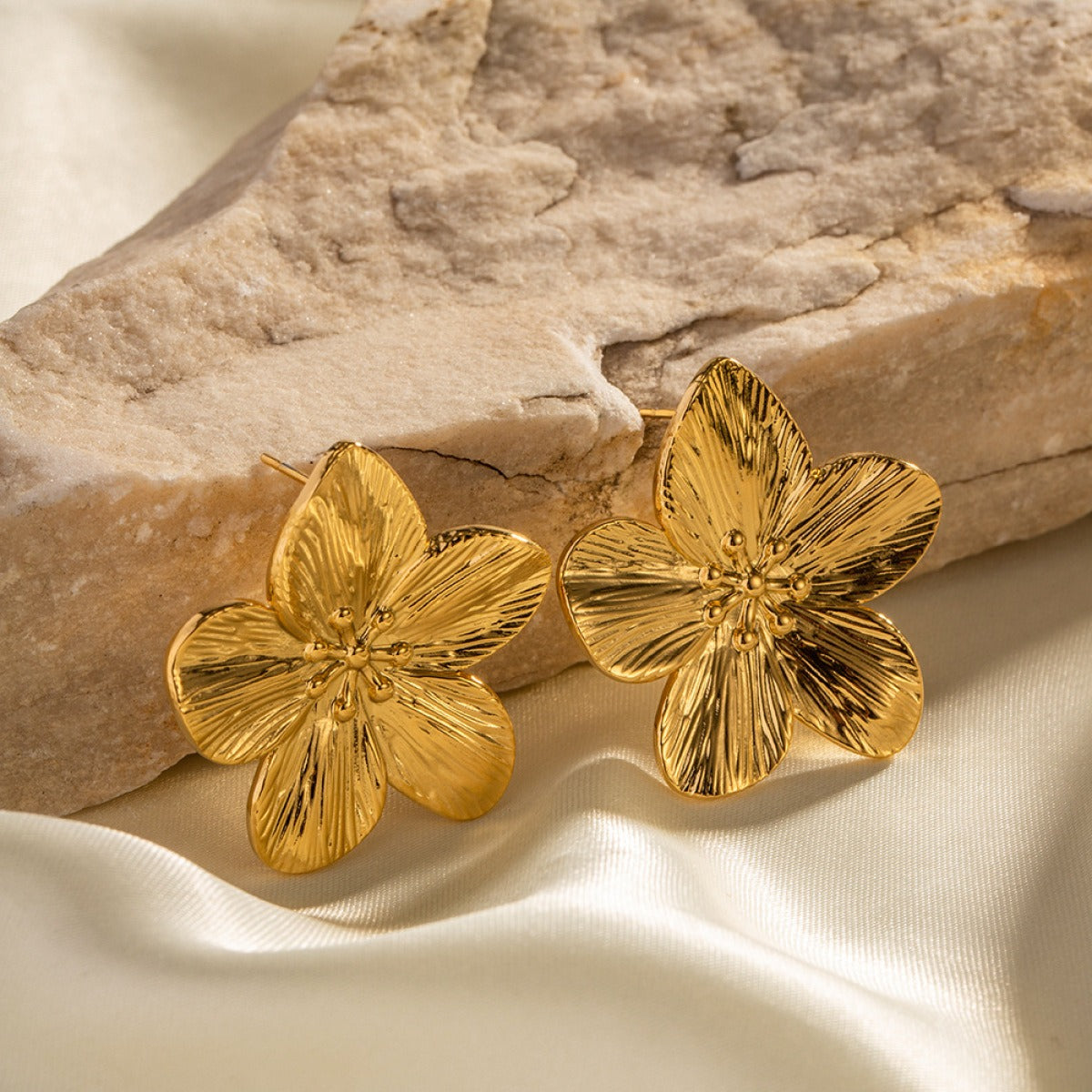 Rianne – Ohrringe in Blumenform in Gold