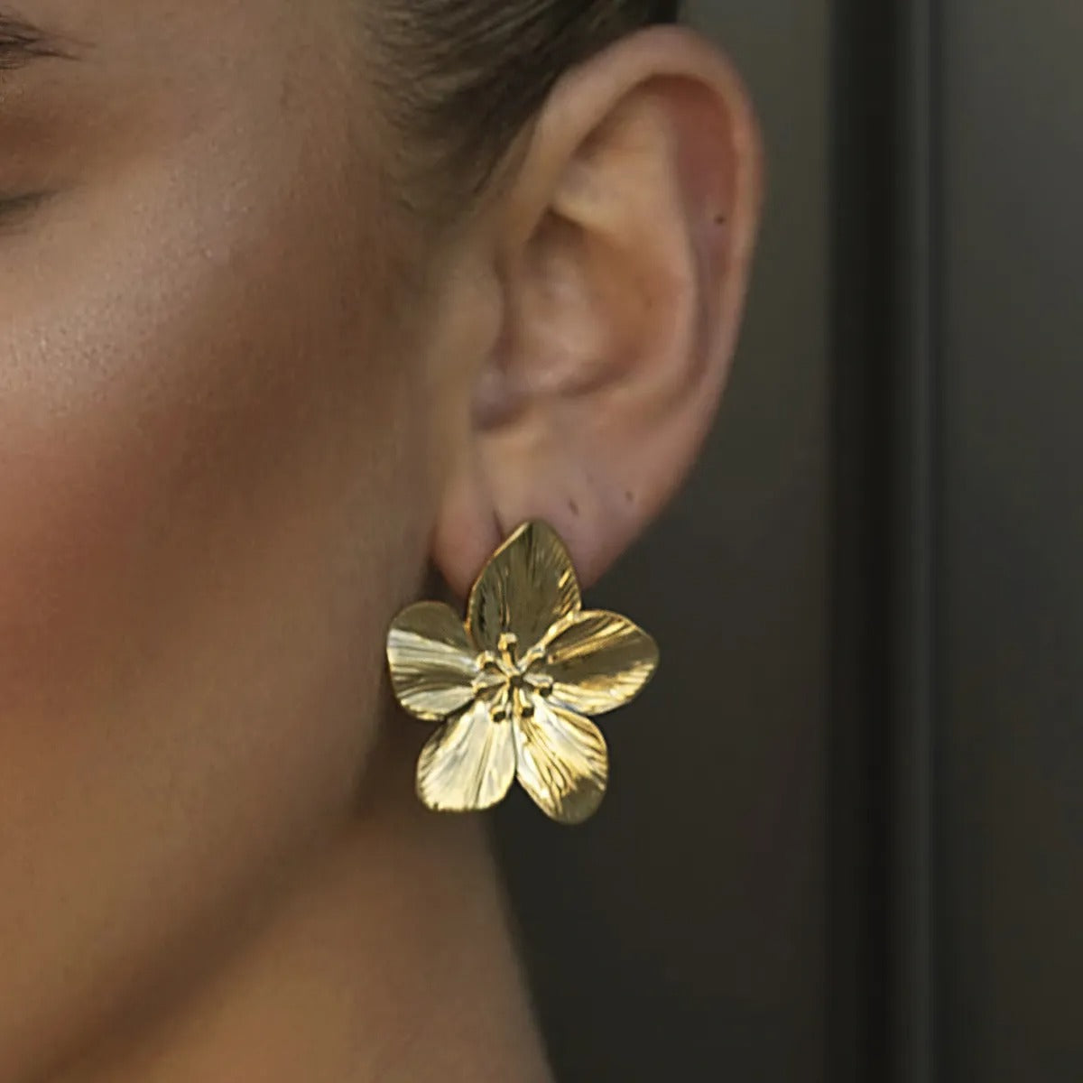 Rianne – Ohrringe in Blumenform in Gold
