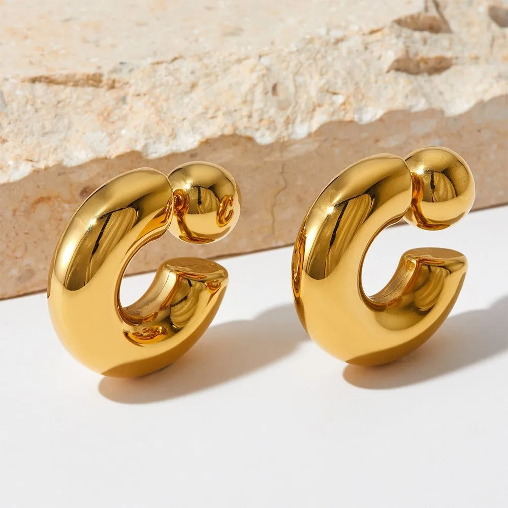 Ayla – Breite Ohrringe in Goldfarbe