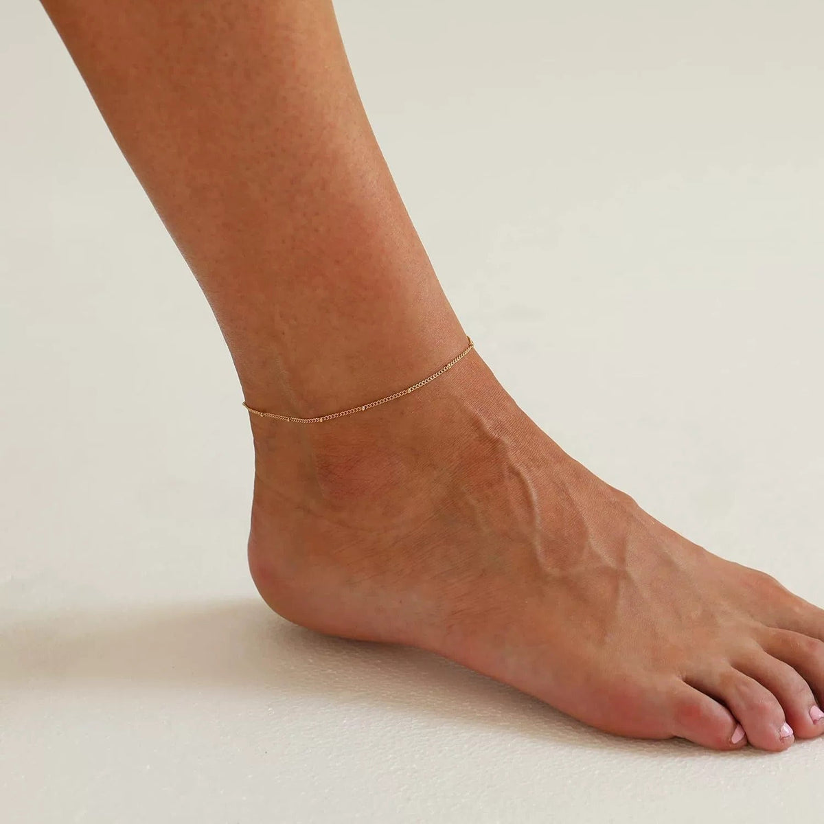 Wren – Stylische goldfarbene Fußkette