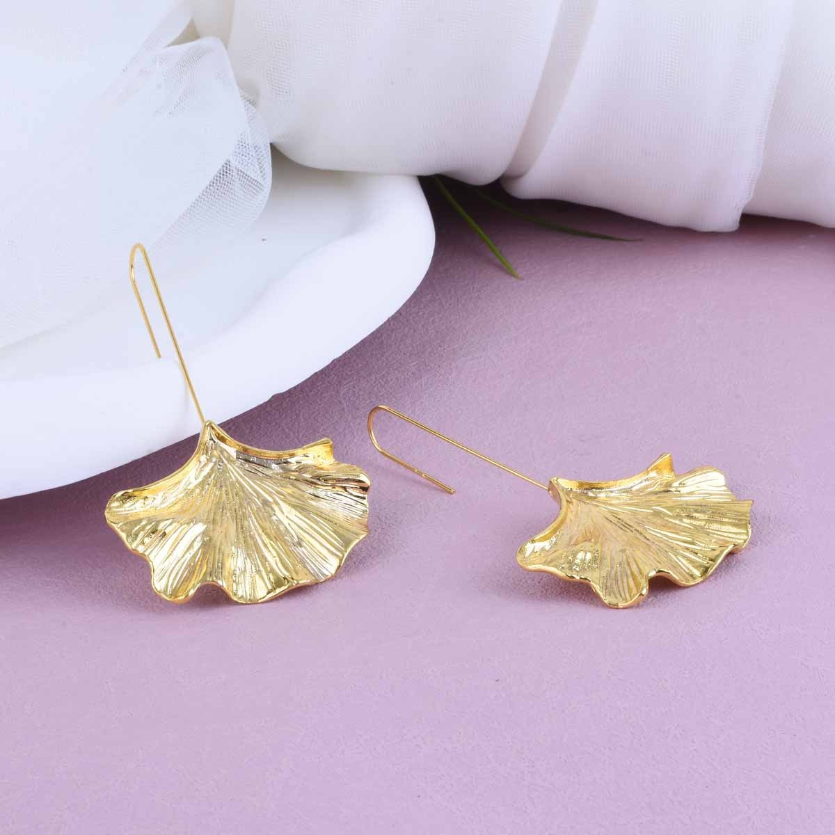 Bliss – Vintage-Ohrringe mit goldenen Blütenblättern