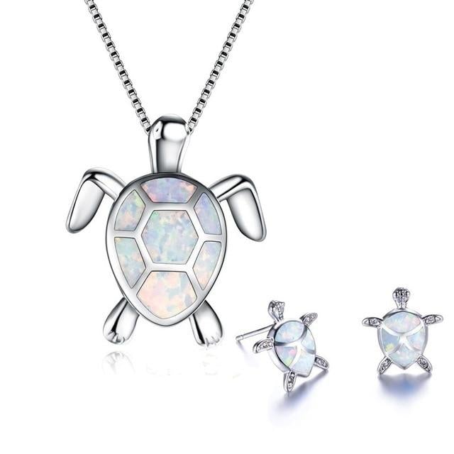 Kailea – Silbergoldenes Schmuckset mit Schildkröte und schimmernden Steindekoren (Halskette + Ohrringe)